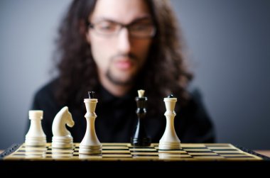 oyunu oynuyor satranç oyuncusu