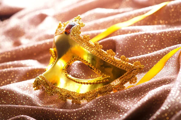 Máscara dourada no fundo de cetim — Fotografia de Stock