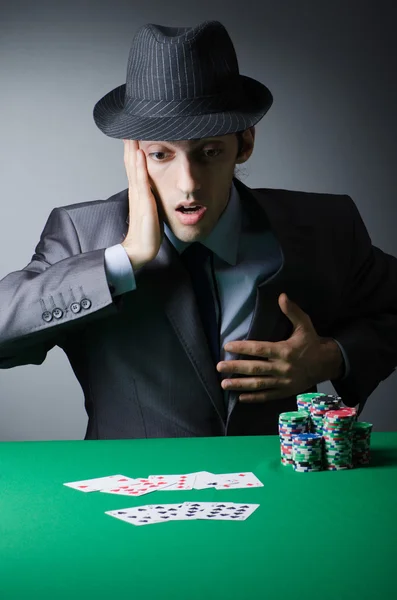Mies pelaa kasinolla — kuvapankkivalokuva
