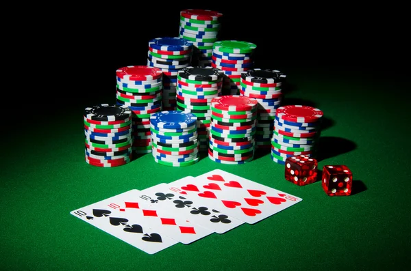 Έννοια του καζίνο με μάρκες και τις κάρτες — Φωτογραφία Αρχείου