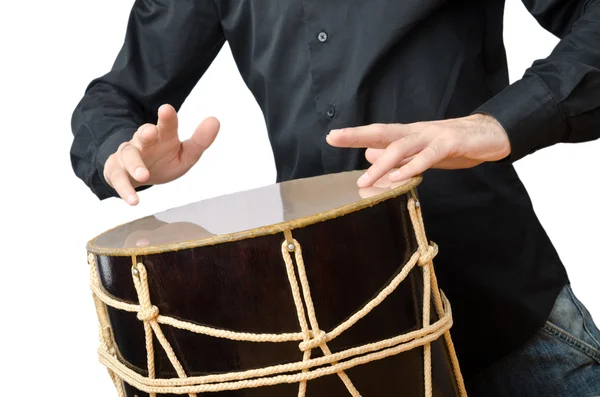 Baterista com tambor tocando no branco — Fotografia de Stock