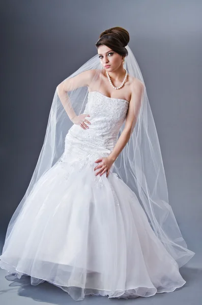 Noiva em vestido de noiva no estúdio de tiro — Fotografia de Stock