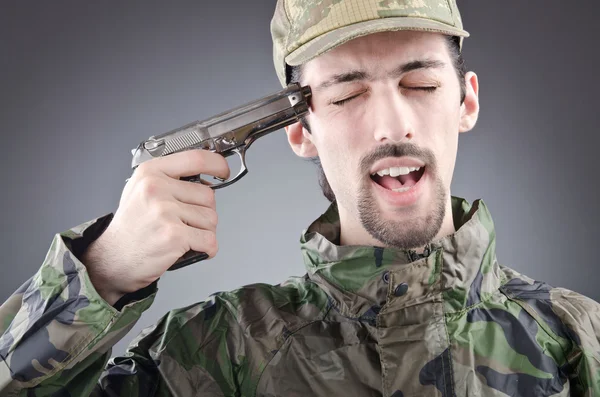 Солдат с пистолетом в студии стрельбы — стоковое фото