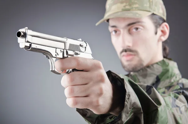Voják se zbraní v studio natáčení — Stock fotografie