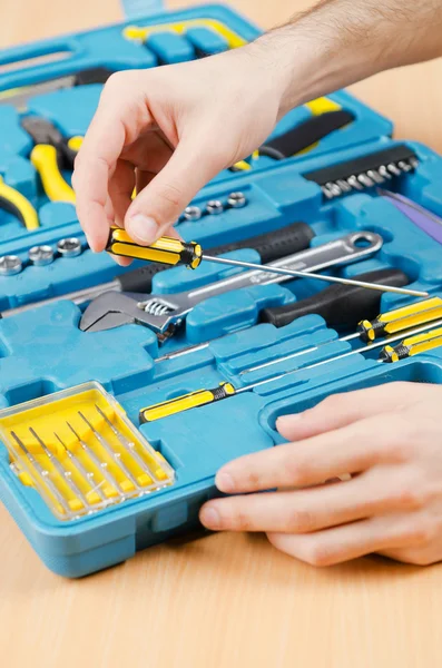 Réparateur avec sa boîte à outils — Photo