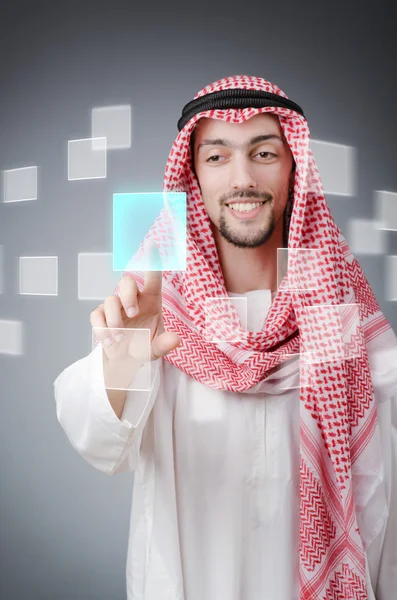 Молоді арабські натискання віртуальних кнопок — стокове фото