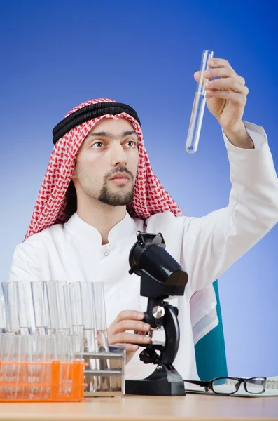 Ahli kimia Arab bekerja di laboratorium — Stok Foto