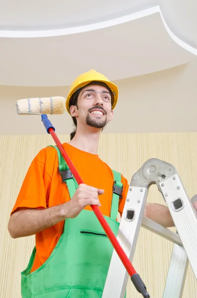 Pintor trabajador durante el trabajo de pintura — Foto de Stock