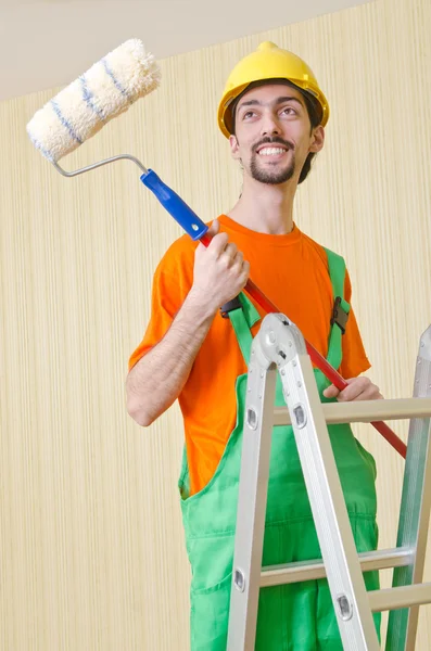 Schilder werknemer tijdens schilderij baan — Stockfoto