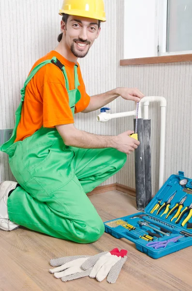 Klempner arbeitet im Bad — Stockfoto