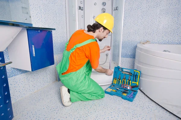 Loodgieter werken in de badkamer — Stockfoto