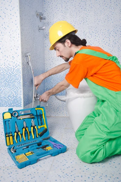 Сантехнік працює у ванній кімнаті — стокове фото