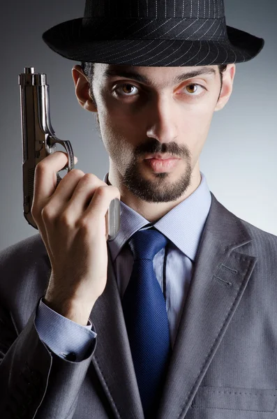 Homme d'affaires avec arme de poing — Photo
