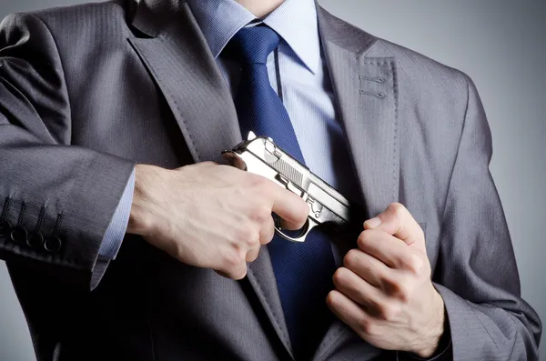 Uomo d'affari con pistola a mano — Foto Stock