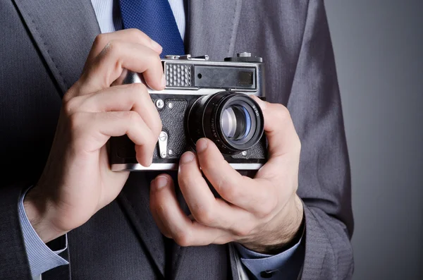 Photographe homme avec caméra vintage — Photo
