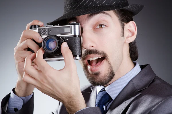 Φωτογράφος άνθρωπος με το εκλεκτής ποιότητας φωτογραφική μηχανή — Φωτογραφία Αρχείου