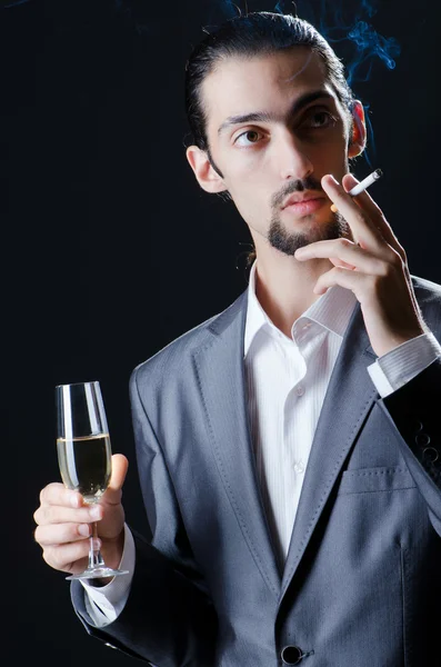Man smakar vin i glaset — Stockfoto