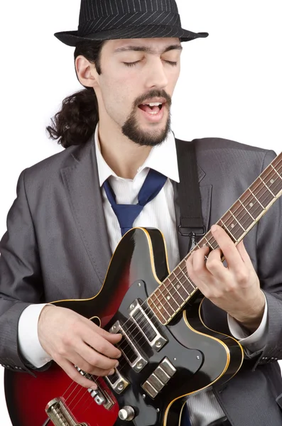 Gitarspiller i dress på hvit – stockfoto