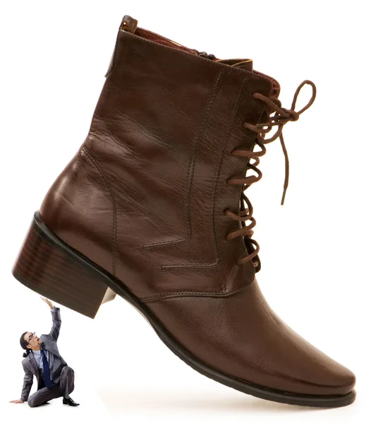 Жіноче домінування концепція з взуттям і чоловіком — стокове фото