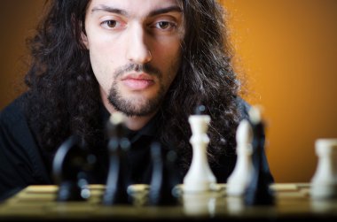 oyunu oynuyor satranç oyuncusu