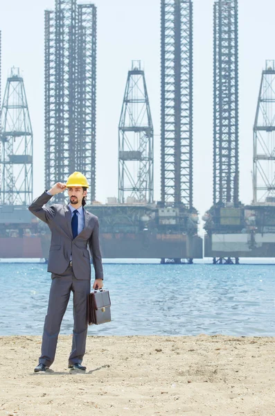 Ingeniero de petróleo en la playa junto al mar — Foto de Stock
