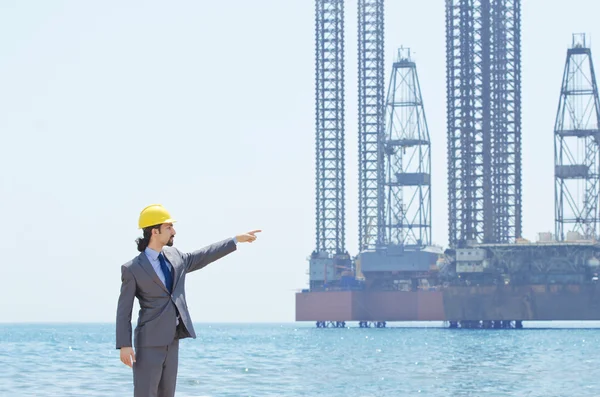 Engenheiro de petróleo na praia do lado do mar — Fotografia de Stock