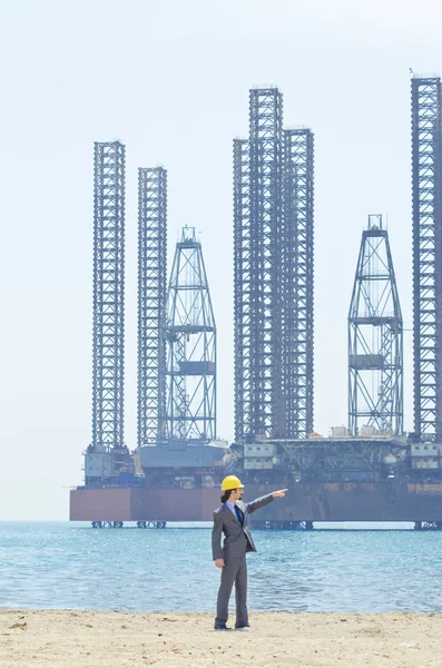 石油工程师海侧海滩上 — 图库照片
