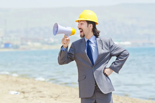 Hombre con casco habla con megáfono — Foto de Stock