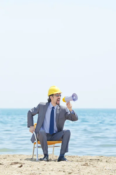 Hombre con sombrero duro y altavoz en la playa —  Fotos de Stock