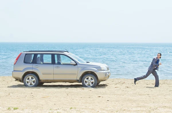 Mann mit Auto am Meer — Stockfoto