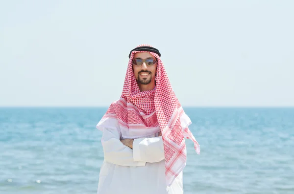Árabe en la playa con ropa tradicional — Foto de Stock