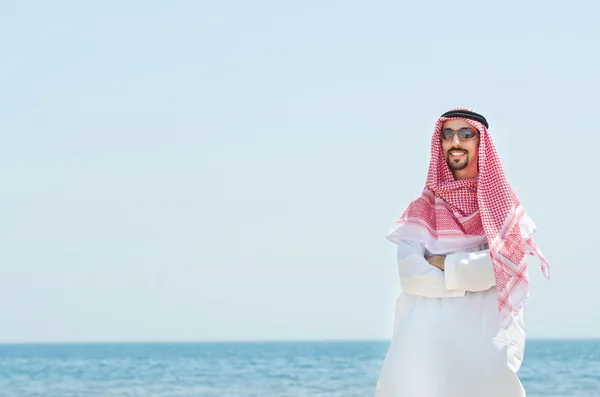Arab on seaside in traditional clothing — Stok fotoğraf