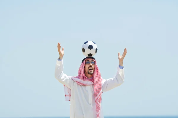 Arab z footbal nad morzem — Zdjęcie stockowe