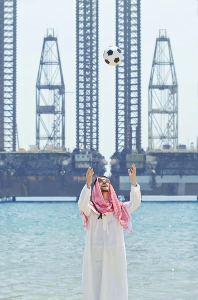 Arabische met footbal aan zee — Stockfoto