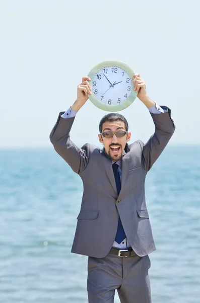 Uomo con orologio sul mare — Foto Stock
