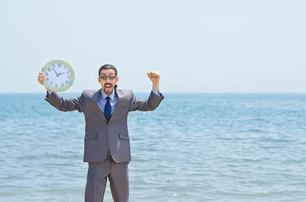 Muž s hodinami na moře — Stock fotografie