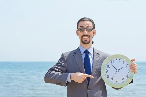 海辺に時計を持つ男 — ストック写真
