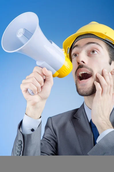 Trabalhador da construção gritando via alto-falante — Fotografia de Stock