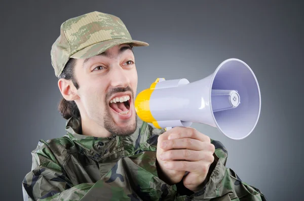 Soldat avec haut-parleur criant — Photo