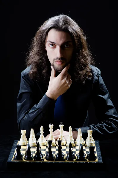 Jogador de xadrez no escuro — Fotografia de Stock