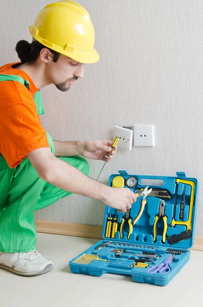 Reparador de eletricista trabalhando na casa — Fotografia de Stock