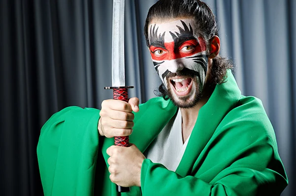フェイス マスクと剣を持つ男 — ストック写真