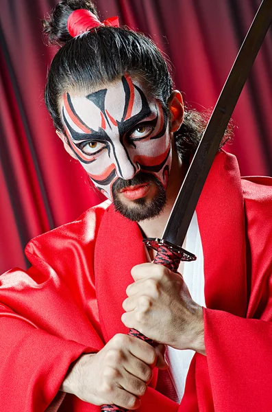 Muž s obličejovou masku a meč — Stock fotografie