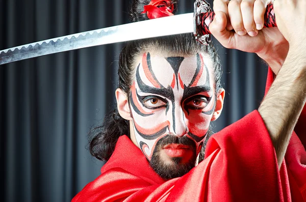 Homem com máscara facial e espada — Fotografia de Stock