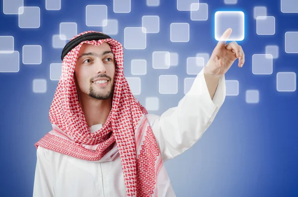 Молодой араб нажимает виртуальные кнопки — стоковое фото
