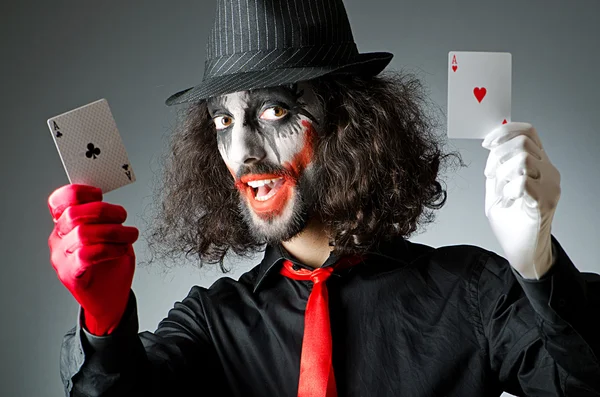Джокер с карточками в студии — стоковое фото