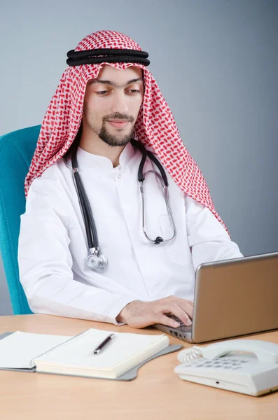 Arabe médecin travaillant à l'hôpital — Photo