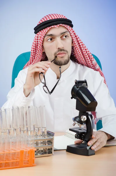 Arabische chemicus werken in lab — Stockfoto