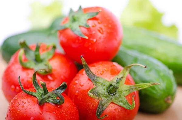 Tomates et concombres prêts pour la salade — Photo