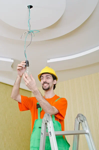 Eletricista trabalhando na iluminação de cabeamento — Fotografia de Stock